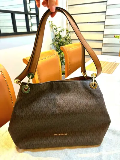 Bolso Michael Kors marrón con asas - miniatura 1