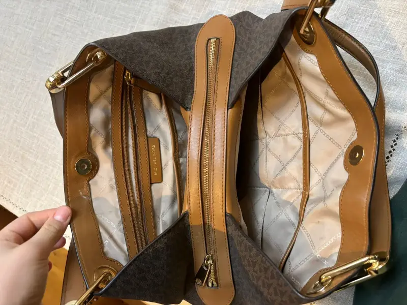 Bolso Michael Kors marrón con asas - 4