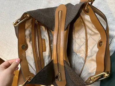 Bolso Michael Kors marrón con asas - miniatura 4