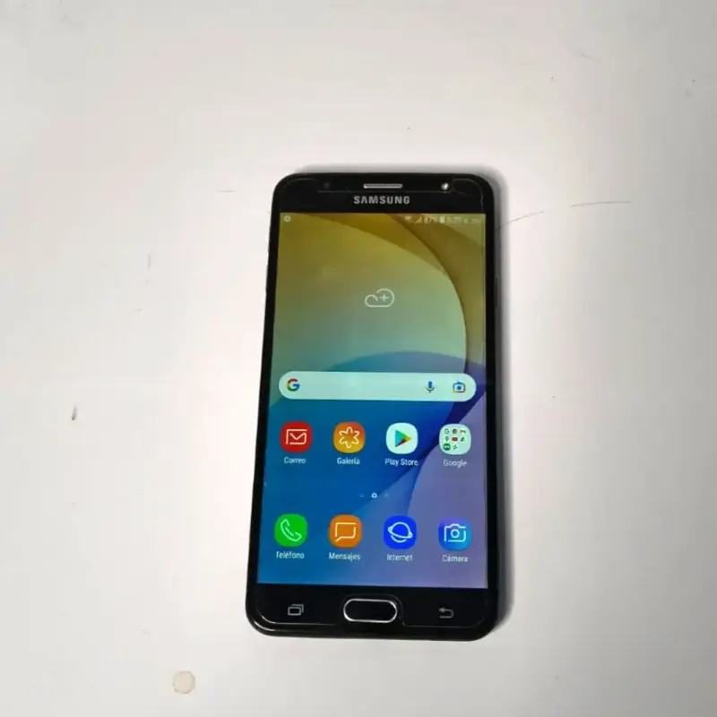 Smartphone Samsung Galaxy J7 con detalles - 1