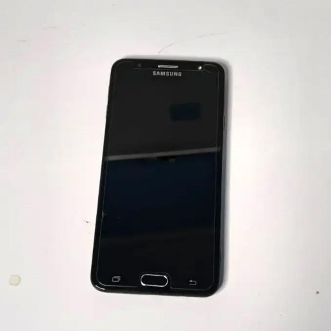 Smartphone Samsung Galaxy J7 con detalles - 2