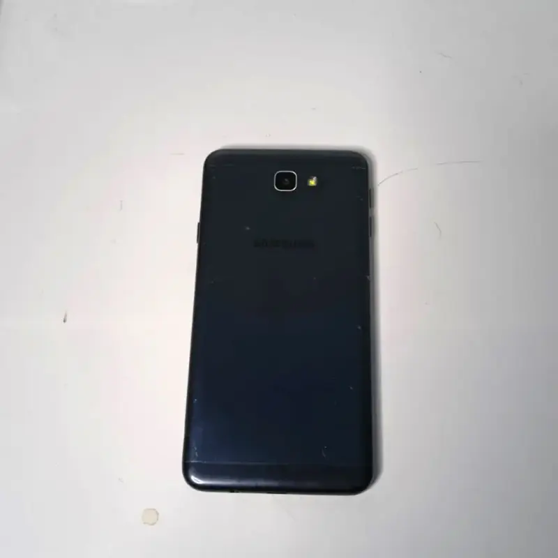 Smartphone Samsung Galaxy J7 con detalles - 3
