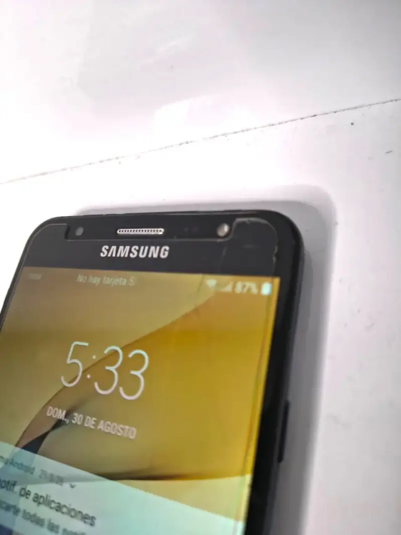 Smartphone Samsung Galaxy J7 con detalles - 6