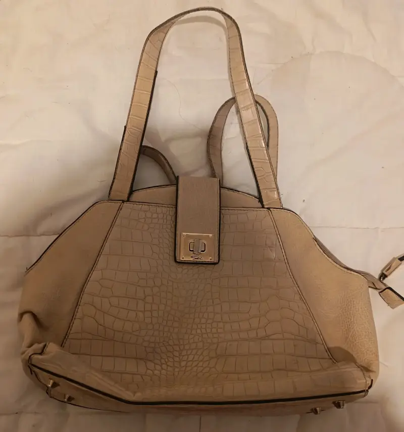 Cartera de mano beige con diseño de cocodrilo - 1