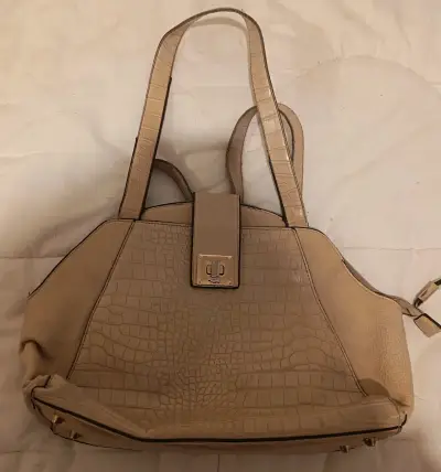 Cartera de mano beige con diseño de cocodrilo - miniatura 1