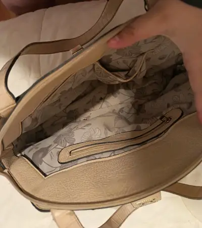 Cartera de mano beige con diseño de cocodrilo - miniatura 2