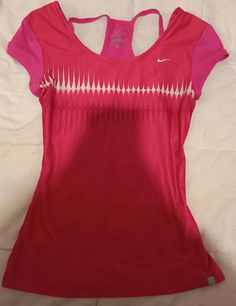 Polera deportiva rosa Nike para mujer
