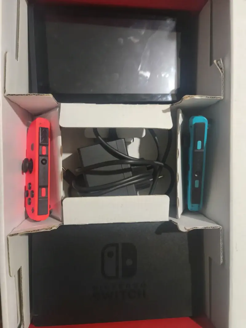Consola Nintendo Switch con Joy-Con Azul y Rojo - 4