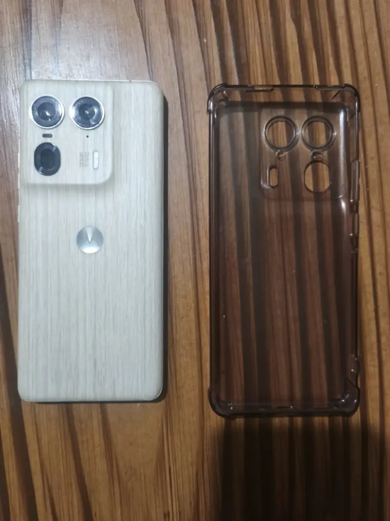 Smartphone Motorola Edge 30 Ultra con funda - 3