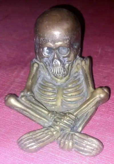 Figura decorativa de calavera en bronce - miniatura 1