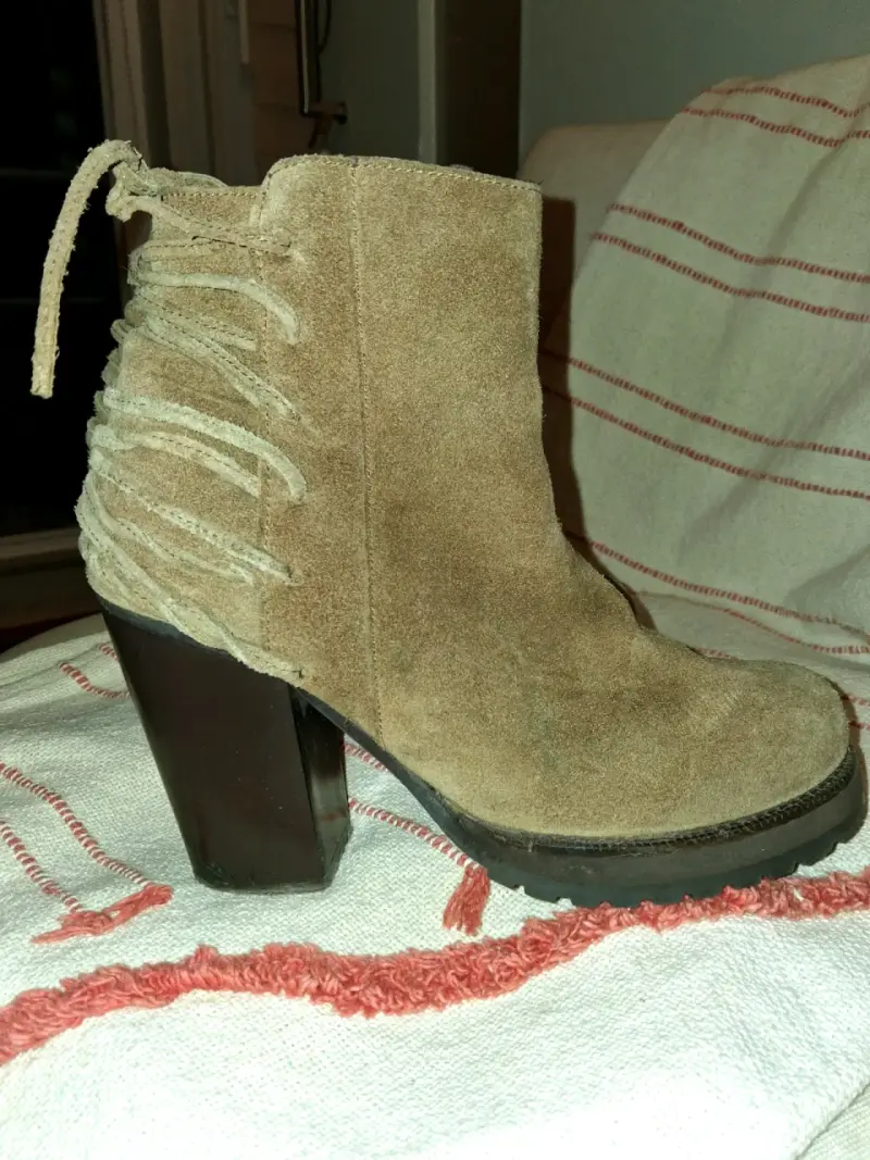Botines de gamuza con tacón alto beige - 1