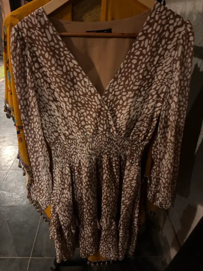 Vestido estampado marrón con mangas largas