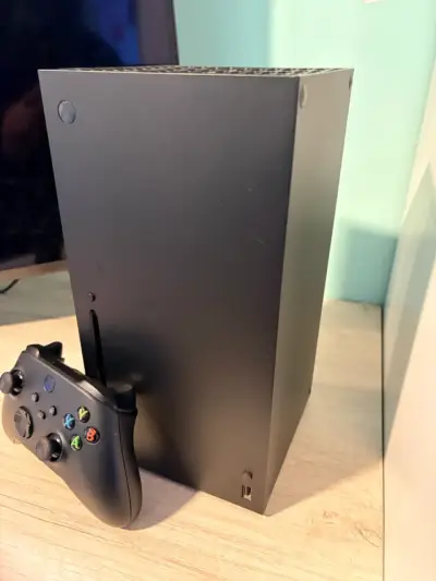 Consola Xbox Series X con control y cables - miniatura 2