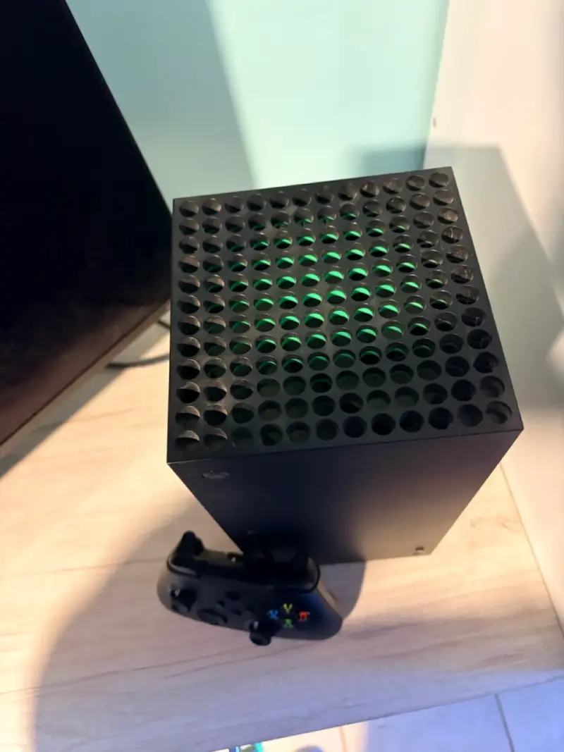 Consola Xbox Series X con control y cables - 3