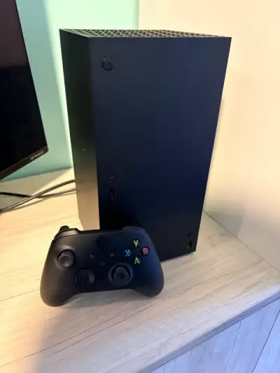 Consola Xbox Series X con control y cables - miniatura 4