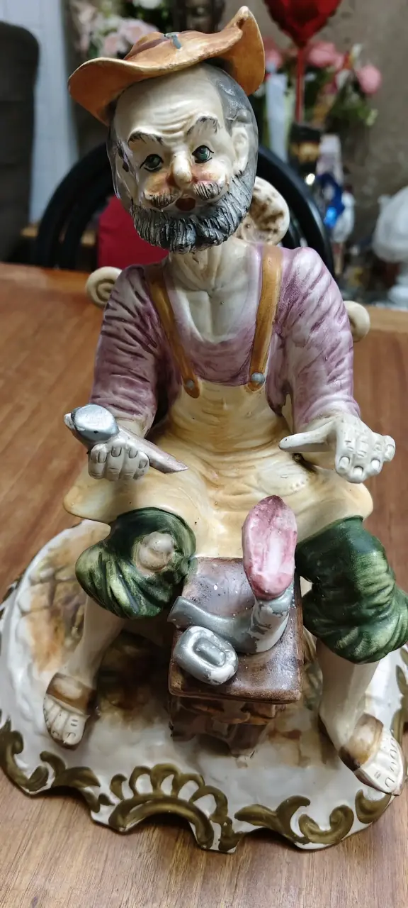 Figura  de Cerámica de Zapatero Capodimonte - 3