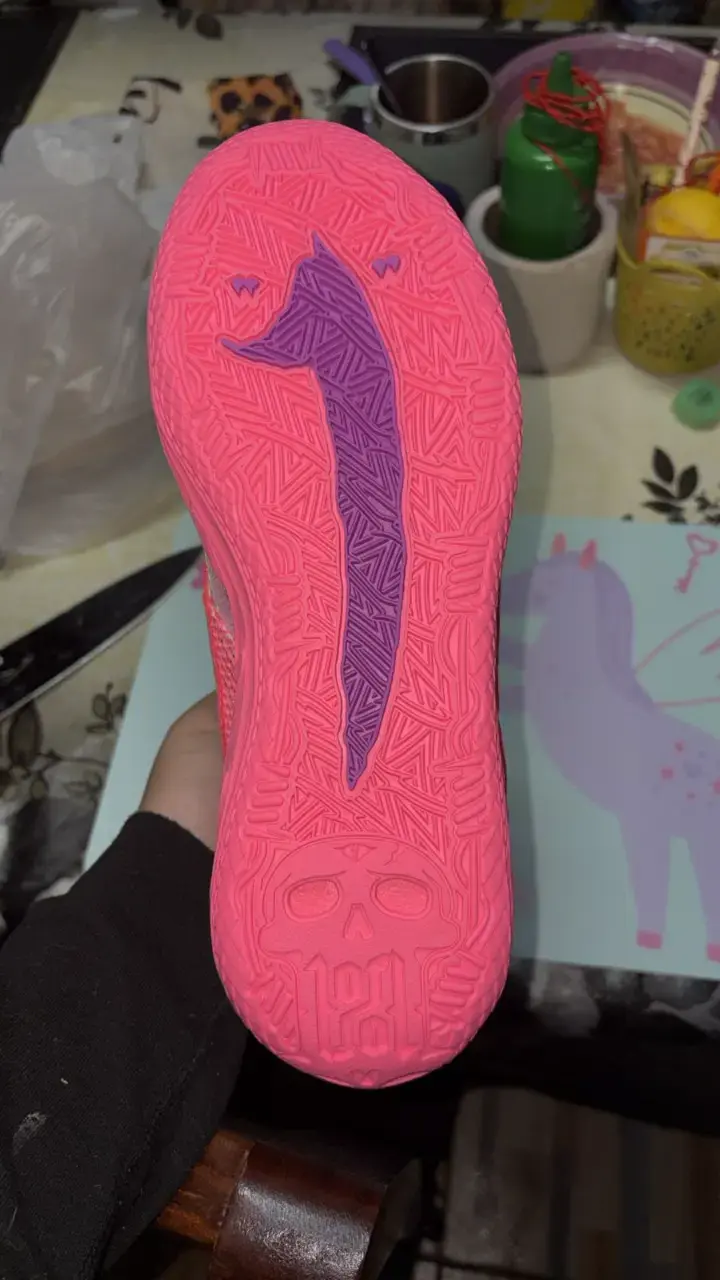 Zapatillas deportivas rosas con diseño holográfico - 3