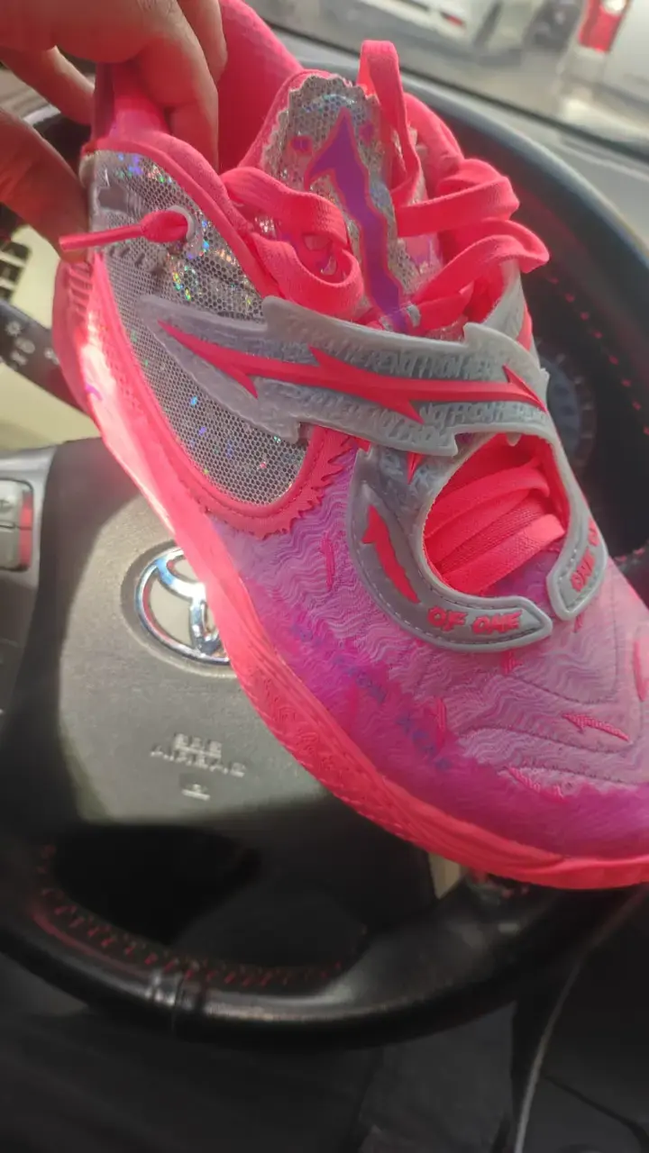 Zapatillas deportivas rosas con diseño holográfico - 4