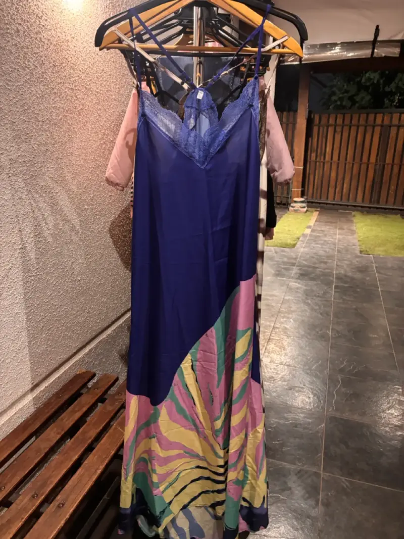 Vestido largo de noche azul con encaje