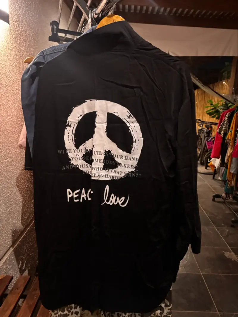 Camisa larga negra con diseño Peace Love - 1