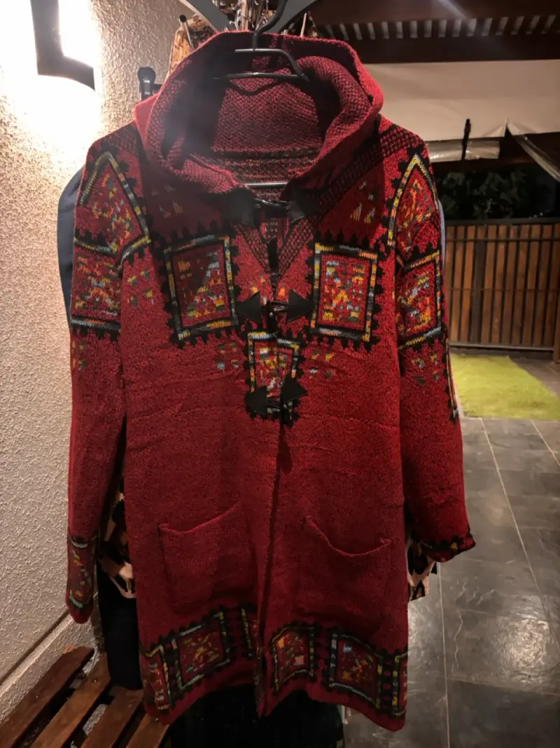 Abrigo de lana rojo con diseño étnico - 1