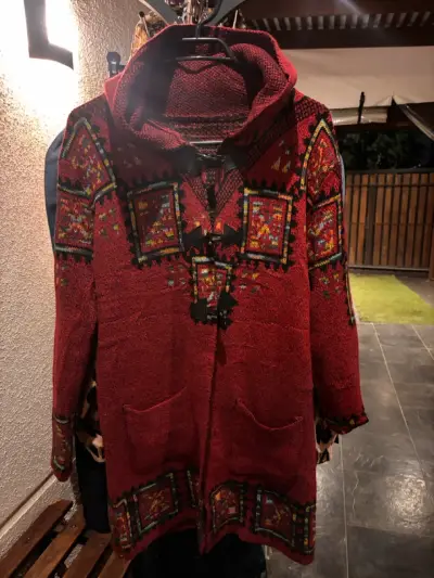 Abrigo de lana rojo con diseño étnico - miniatura 1