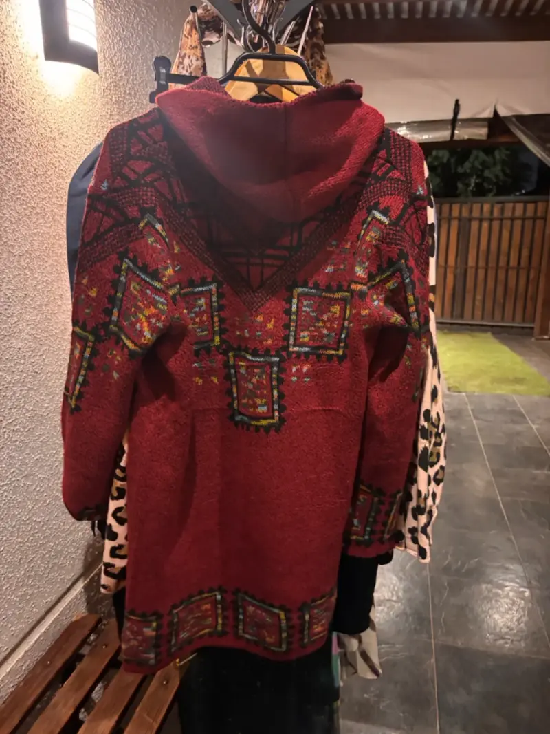 Abrigo de lana rojo con diseño étnico - 2