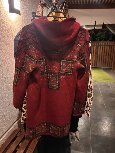 Abrigo de lana rojo con diseño étnico - miniatura 2