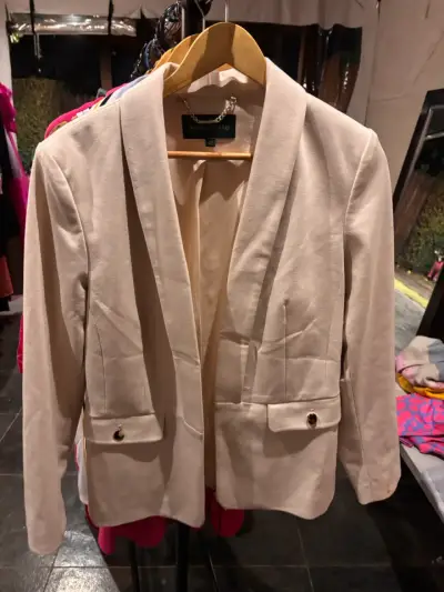 Blazer beige elegante para mujer talla 42 - miniatura 1