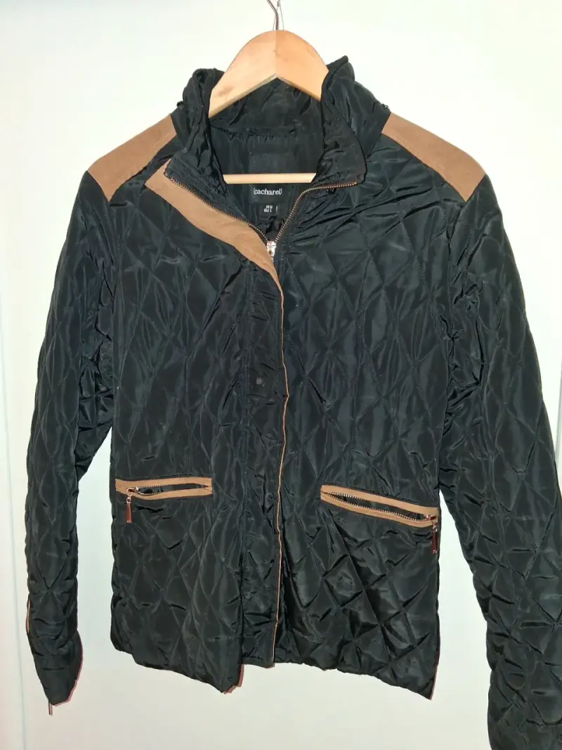 Chaqueta acolchada negra con detalles marrones Cacharel