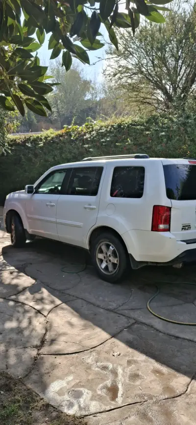 Camioneta SUV Honda Pilot blanca, full - miniatura 1