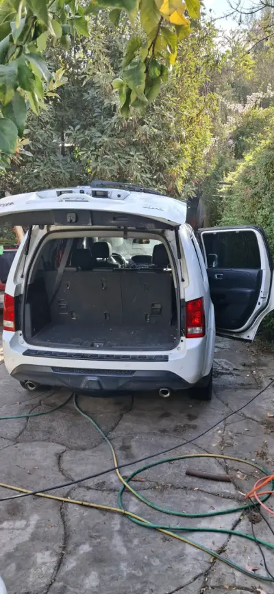 Camioneta SUV Honda Pilot blanca, full - miniatura 2