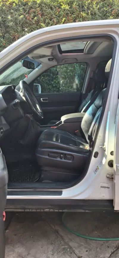 Camioneta SUV Honda Pilot blanca, full - miniatura 6