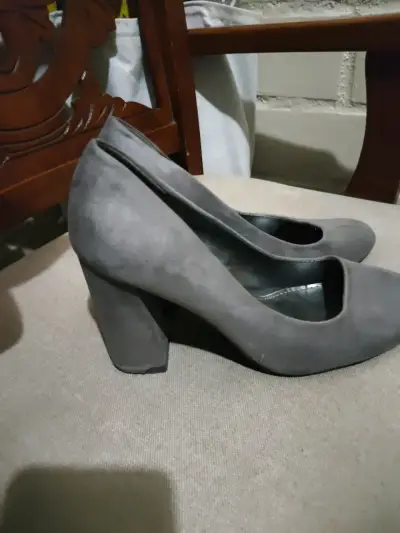 Zapatos de tacón grueso gris para mujer - miniatura 1