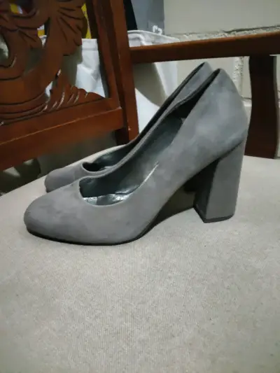 Zapatos de tacón grueso gris para mujer - miniatura 2