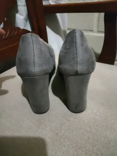Zapatos de tacón grueso gris para mujer - miniatura 3