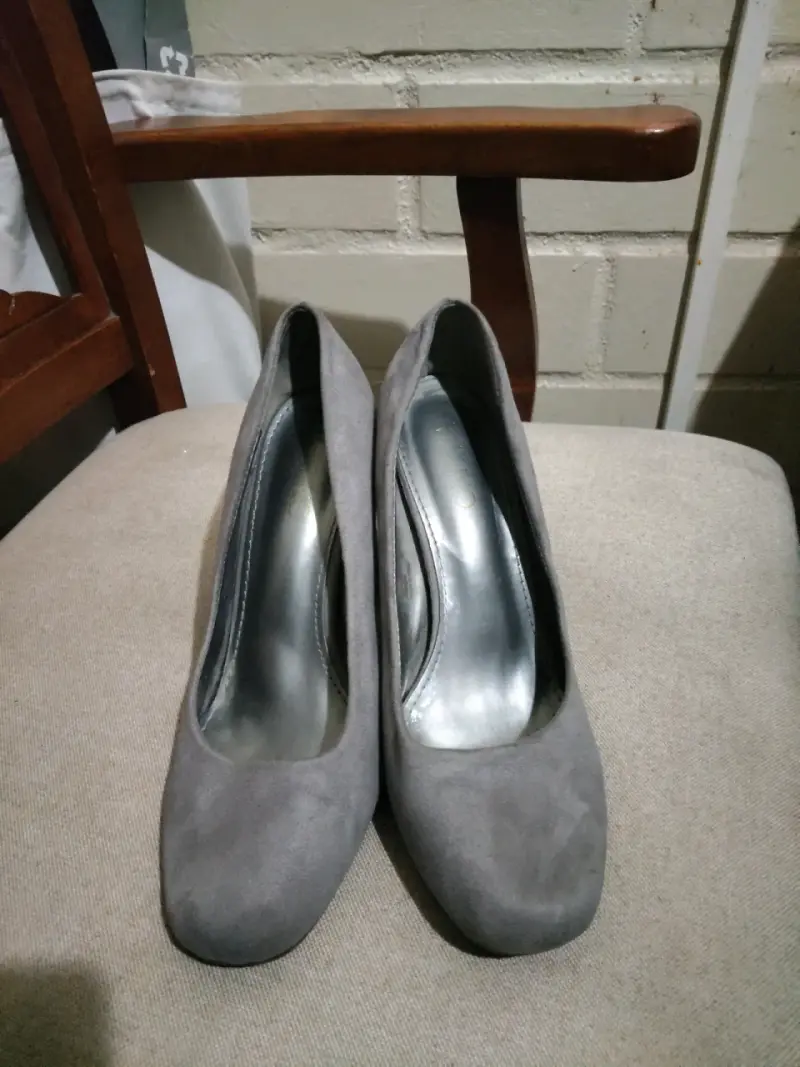 Zapatos de tacón grueso gris para mujer - 4