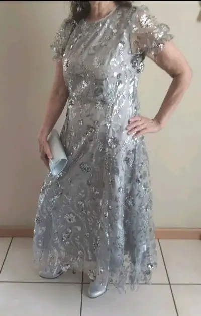 Vestido de fiesta largo plateado con lentejuelas - miniatura 1