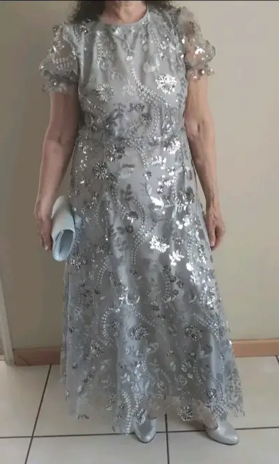 Vestido de fiesta largo plateado con lentejuelas - miniatura 2