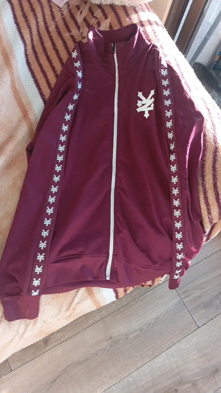 Chaqueta deportiva burdeos con diseño de logo - 1