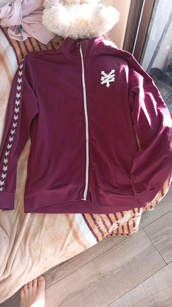 Chaqueta deportiva burdeos con diseño de logo - 2