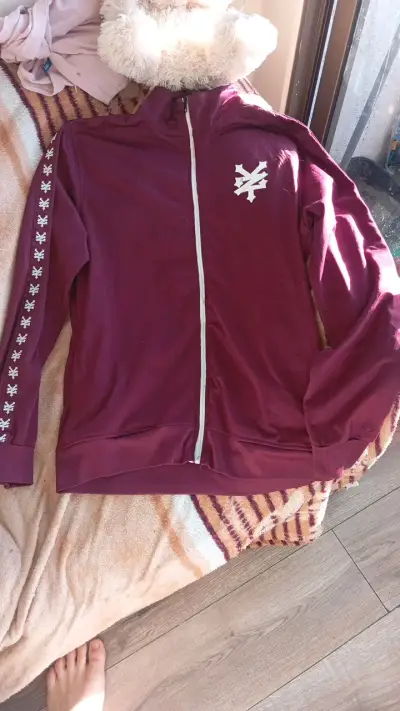 Chaqueta deportiva burdeos con diseño de logo - miniatura 2