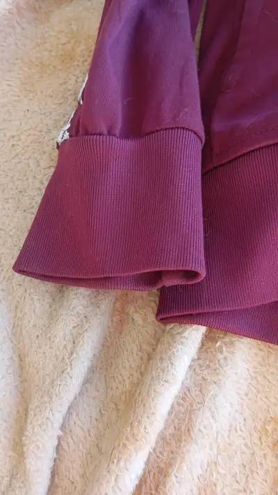 Chaqueta deportiva burdeos con diseño de logo - miniatura 3