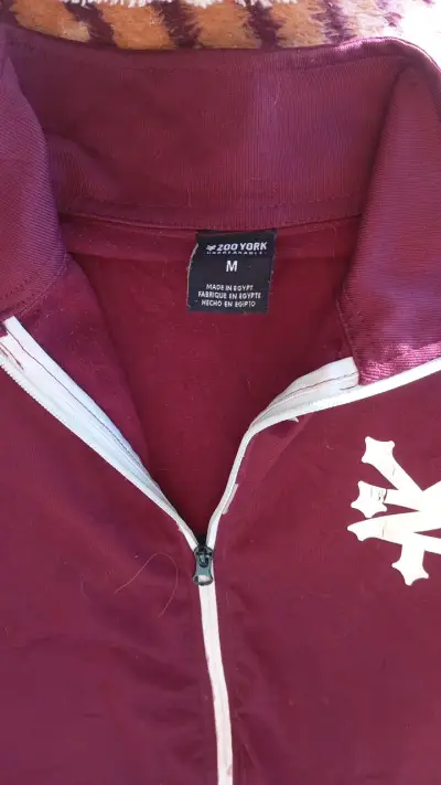 Chaqueta deportiva burdeos con diseño de logo - miniatura 5