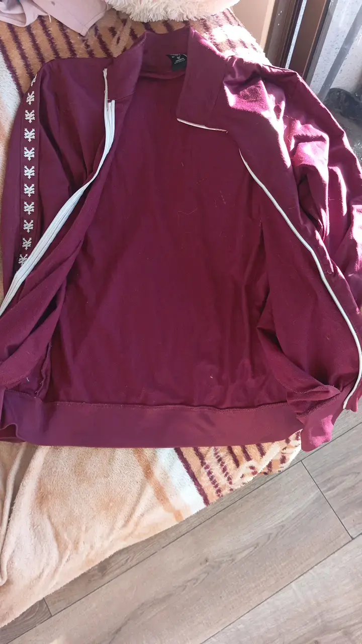 Chaqueta deportiva burdeos con diseño de logo - 6