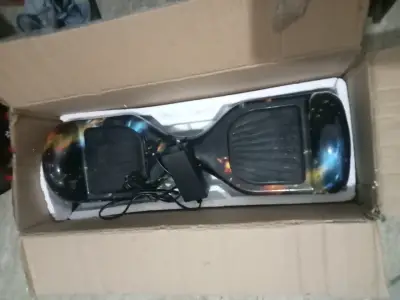 Hoverboard eléctrico con diseño espacial - miniatura 1