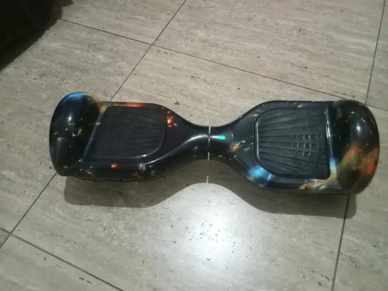 Hoverboard eléctrico con diseño espacial - 2