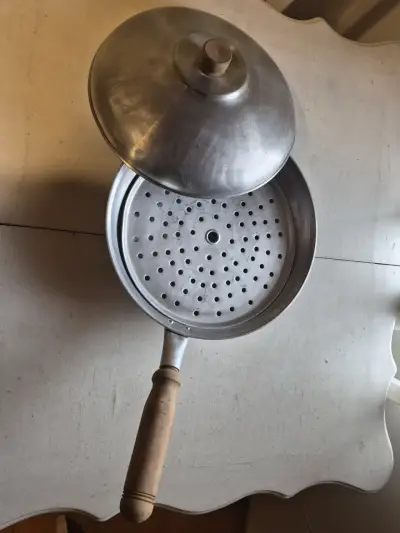 Vaporera de aluminio con tapa y mango de madera - miniatura 1