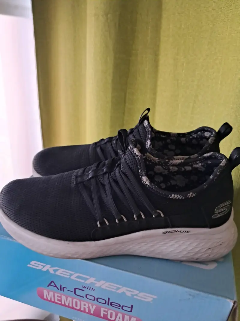 Zapatillas Skechers negras con Memory Foam - 1