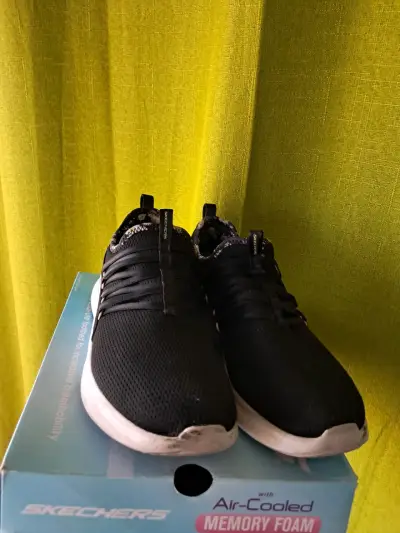 Zapatillas Skechers negras con Memory Foam - miniatura 2